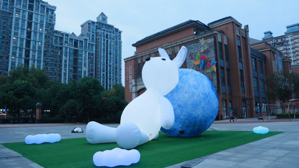 武漢驚現(xiàn)8米巨型玉兔！這個(gè)國(guó)慶，在八大家紅坊里邂逅萌趣月光
